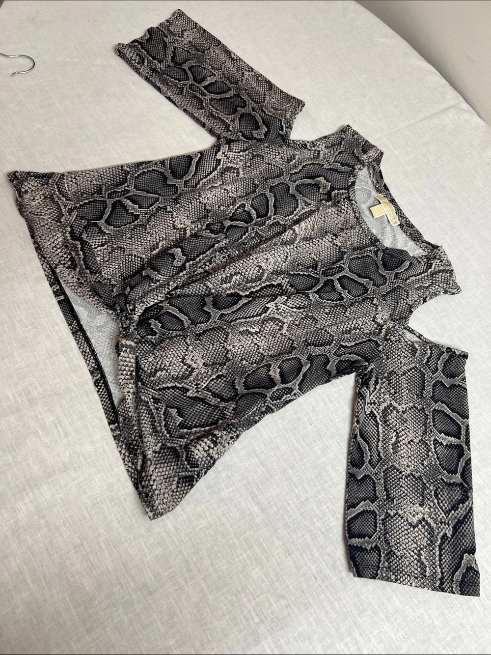 🌞 Michael Kors Black &Gray Snake Print Cold-Shoulder Twist Top Women size XL